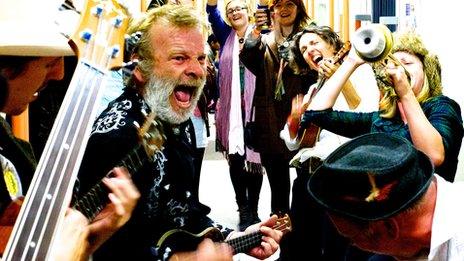 The Dulwich Ukelele Club entertaining passengers during the festival in 2011