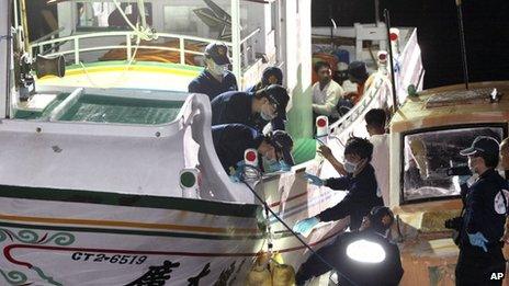 Taiwanese fisherman Hung Shih-cheng's boat is checked by Taiwanese officers at Liuqiu port in Pingtung County