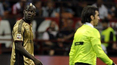 Mario Balotelli looking at the Roma fans