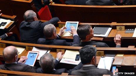 French MPs use tablets in parliament (19 February 2013)