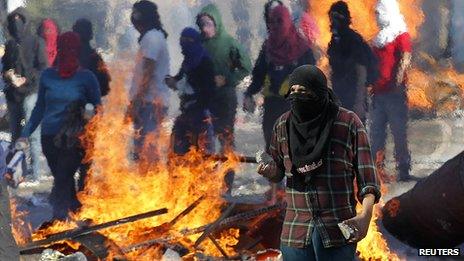 Masked Chilean student clash with riot police (15 May 2013)