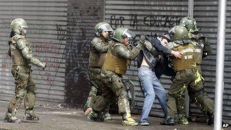 Riot police arrest a protester in Santiago (11 April 2013)