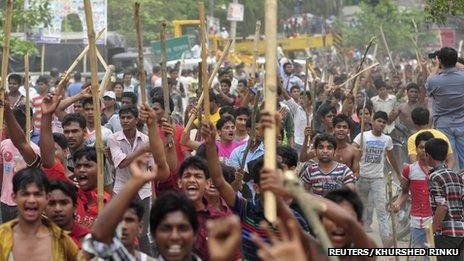 Garment workers protest to demand capital punishment for those responsible for the collapse of the Rana Plaza building (30 April 2013)