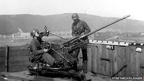 Teenage auxiliary gun crew - Flakhelfer