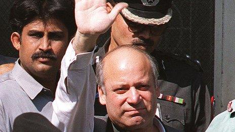 Toppled former Prime Minister Nawaz Sharif waves to the media whilst leaving the Anti-Terrorism Court No. 1 in the port city of Karachi, November 22, 1999. Sharif is being detained by the army after it seized power 12 October following bloodless military coup.