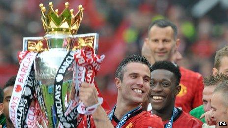 Robin van Persie lifts the Premier League trophy