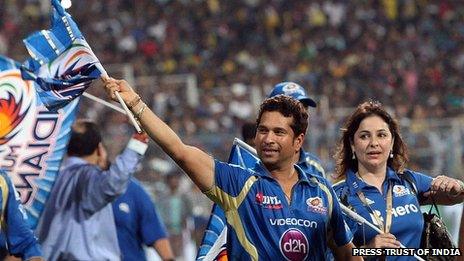 Sachin Tendulkar with wife celebrates his team Mumbai Indians' victory in IPL 6 in Calcutta on Sunday