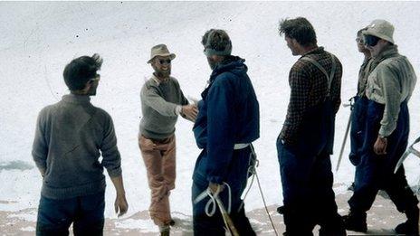 James Morris yn llongyfarch Edmund Hillary yn 1953