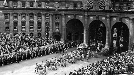 The coronation procession passing through Admiralty Arch