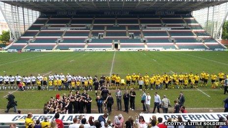 Two teams line up on Welford Road