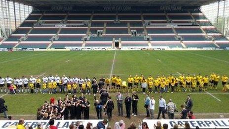 Two teams line up on Welford Road