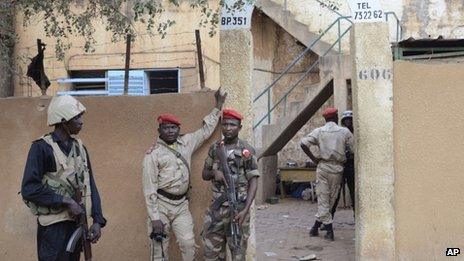 Niger troops stand guard outside Niamey prison on 1 June