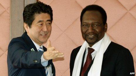 Japan's Prime Minister Shinzo Abe and Mali's Interim President Dioncounda Traore (3 June 2013)