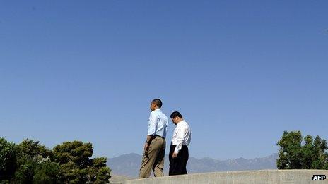 US President Barack Obama (R) and Chinese President Xi Jinping take a walk at the Annenberg Retreat at Sunnylands in Rancho Mirage, California