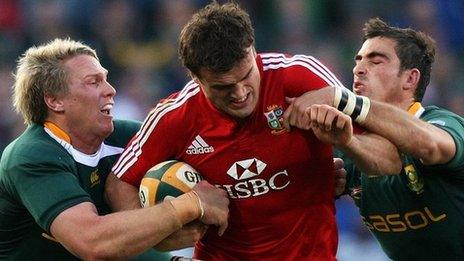 Jamie Roberts yn chwarae i'r Llewod yn 2009