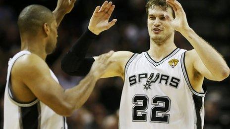 Tiago Splitter (right)