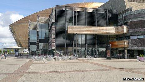 Roald Dahl Plass minus the beac
