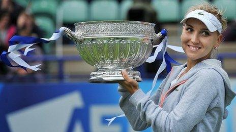 Elena Vesnina lifts trophy