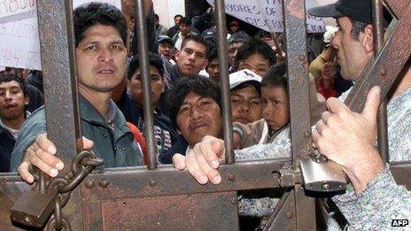 Inmates and their children --who also live there-- inside the San Pedro prison in La Paz on February 3, 2008