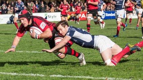 Guy Thompson scores a try