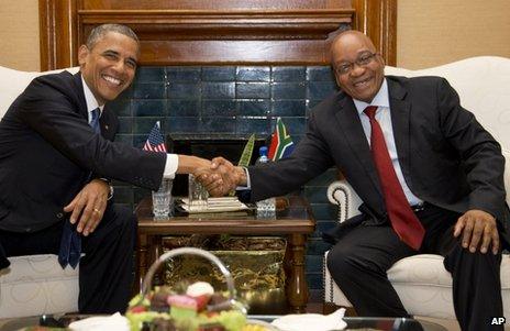 US President Barack Obama (left) shakes hands with South African President Jacob Zuma in Pretoria, 29 June