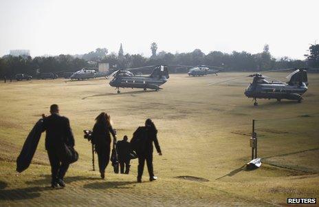 White House staff walk towards helicopters in Johannesburg, 29 June