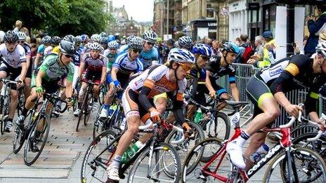 Britain's top cyclists race through the centre of Glasgow