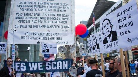 Anti-US protesters in Berlin (18 June 2013)