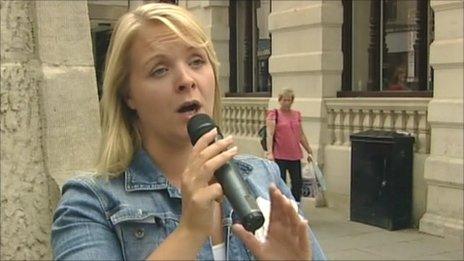 Opera singer Rebecca Newman busking in Gloucester