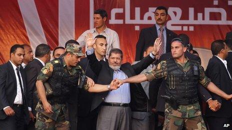 Mohammed Morsi greets supporters in Cairo (29 June 2012)