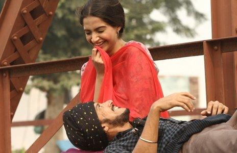 Farhan Akhtar and Sonam Kapoor in Bhaag Milkha Bhaag