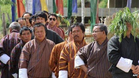 Voters in Bhutan's capital, Thimpu, 13 July 2013