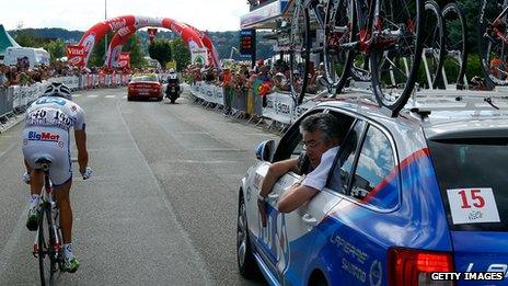 Rider approaches the 1km red flag in 2012 Tour de France