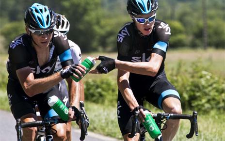 Kanstantsin Siutsou gives a water bottle to teammate Chris Froome