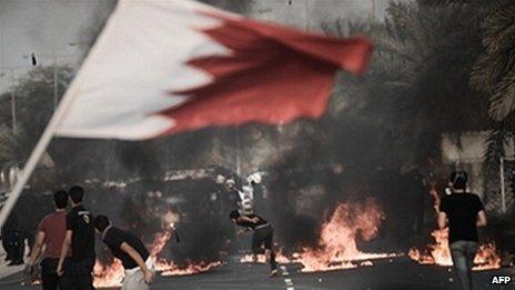 Rioters waving Bahrain flag confront police (file photo)
