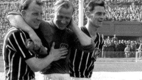 Bert Trautmann (centre) after the 1956 FA Cup final