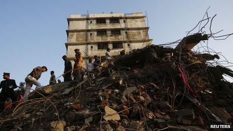 Rescue workers at scene of building collapse in Thane. Photo: 5 April 2013