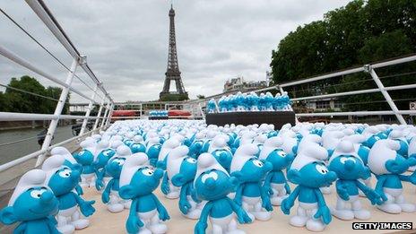 Smurfs in front of the Eiffel tower