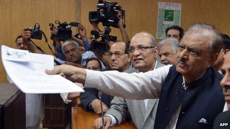 Mamnoon Hussain (right) submits his presidential nomination papers at the High Court in Islamabad on 24 July 2013