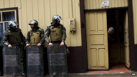 Police outside trial of Mapuche Indian leaders in Collipulli, Chile, Feb 12 2013