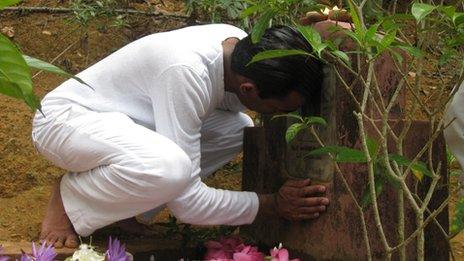 Nimal Samantha at the grave of his mother