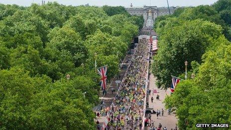 Cyclists by Buckingham Palace