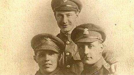 Edgar Wyn Williams (canol)