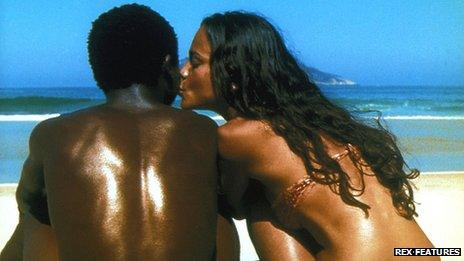 Alice Braga as Alice kisses Rocket in a scene of City of God