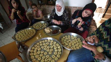 Palestinian family prepares traditional biscuits