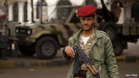 Yemeni soldier manning a checkpoint in Sanaa (5 August 2013)