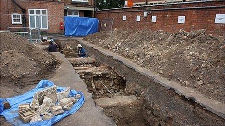 Richard III's grave being recorded