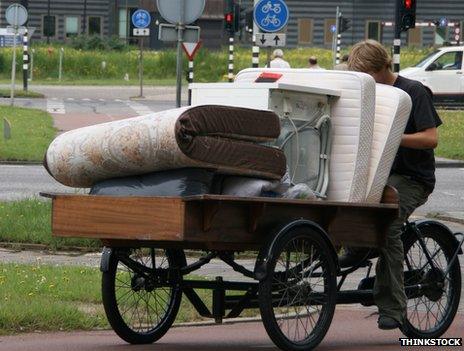 Man uses bike for removals