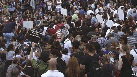 Turkish journalists protesting in Istanbul