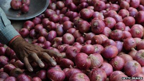 Media feel the rising prices of onions will hurt the government's popularity